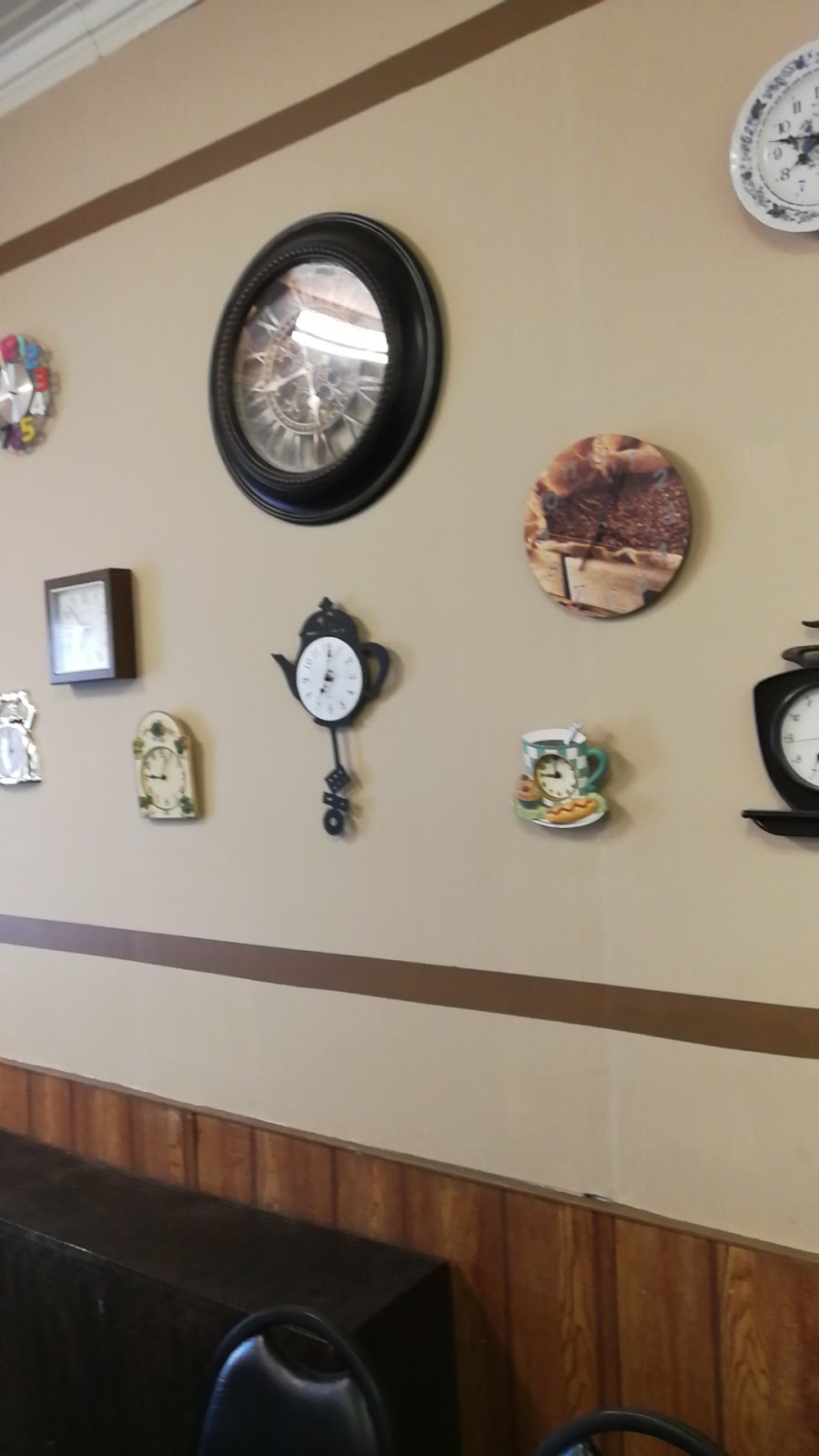 Gimli Hotel Restaurant | 21 Centre St, Gimli, MB R0C 1B0, Canada | Phone: (204) 642-3284