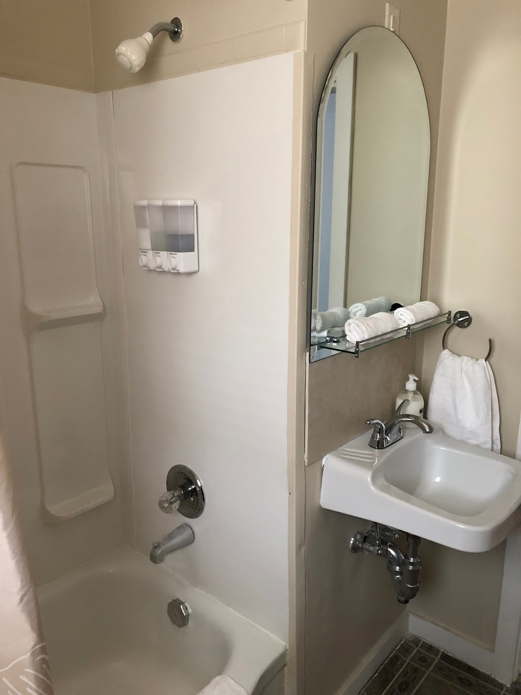 Auberge Restwell Motel | 12 McFarlane Rd, Berry Mills, NB E1G 2M3, Canada | Phone: (506) 961-3639