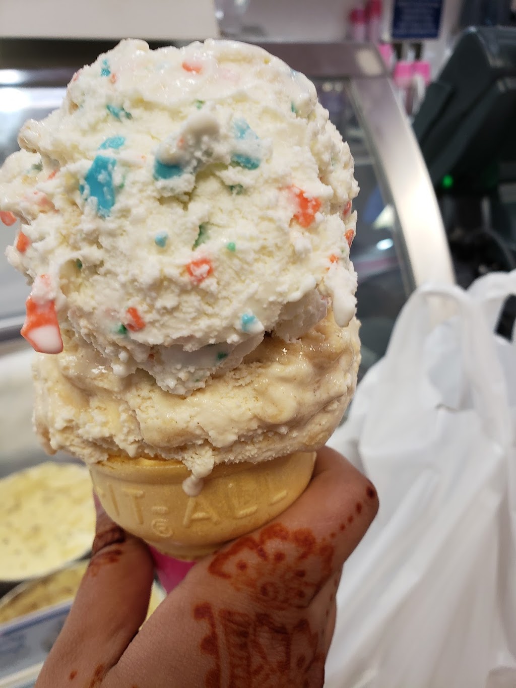 Baskin Robbins | 660 Eglinton Ave W #11, Mississauga, ON L5R 3V2, Canada | Phone: (905) 712-3131