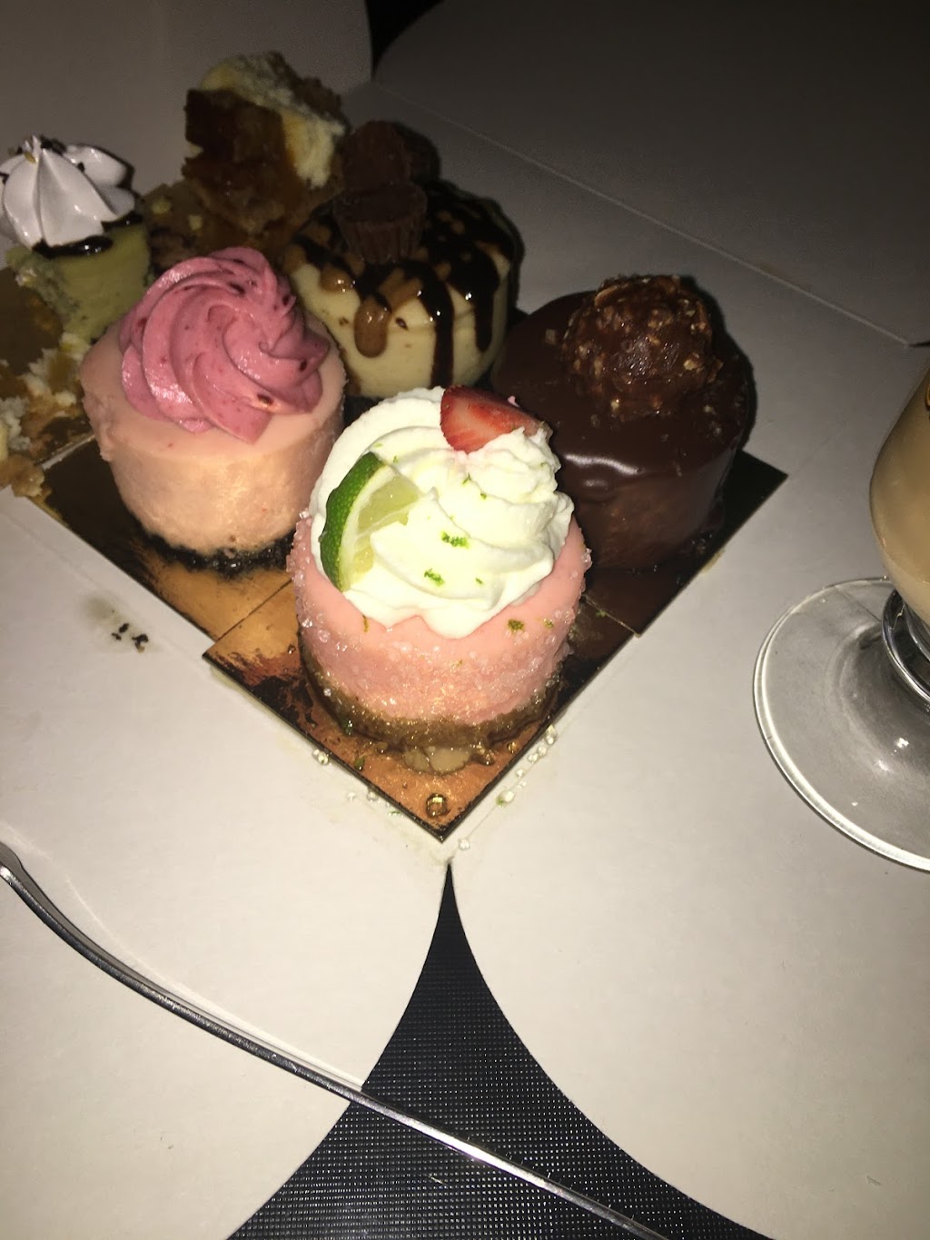 Le Cheesecake Bar LCB | 274 Bd Sainte-Rose, Laval, QC H7L 1M2, Canada | Phone: (514) 370-2299