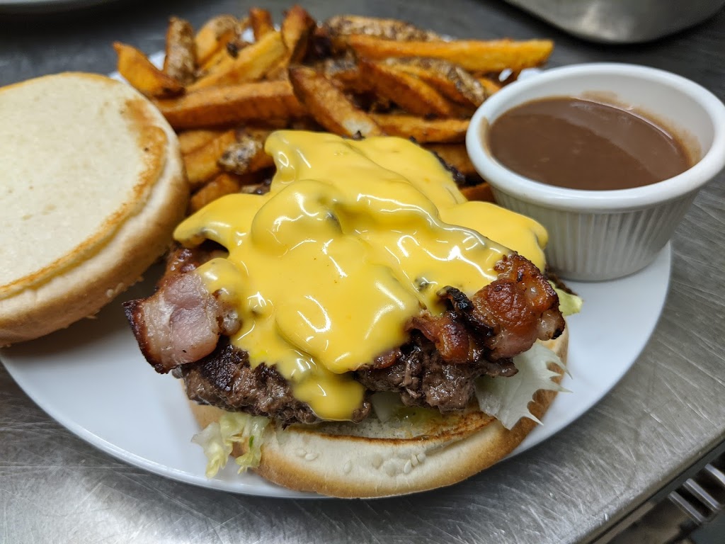 18 Wheeler Restaurant | 3613 Queens Line, Tilbury, ON N0P 2L0, Canada | Phone: (519) 682-1166
