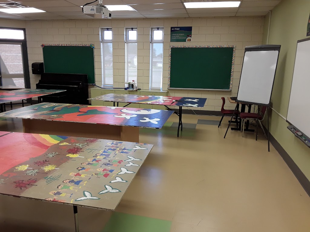 École Élémentaire Catholique des Pins | 1487 Pr, Ridgebrook Dr, Gloucester, ON K1B 4K6, Canada | Phone: (613) 741-2354