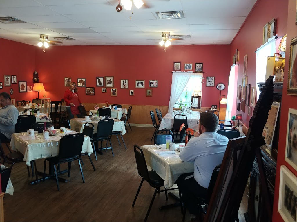 Red Dog Cafe | 208 S Main St, Yale, MI 48097, USA | Phone: (810) 387-9031