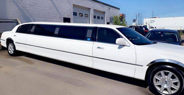 White Limousine | 35 Boulder Blvd, Stony Plain, AB T7Z 1V6, Canada | Phone: (780) 993-0307