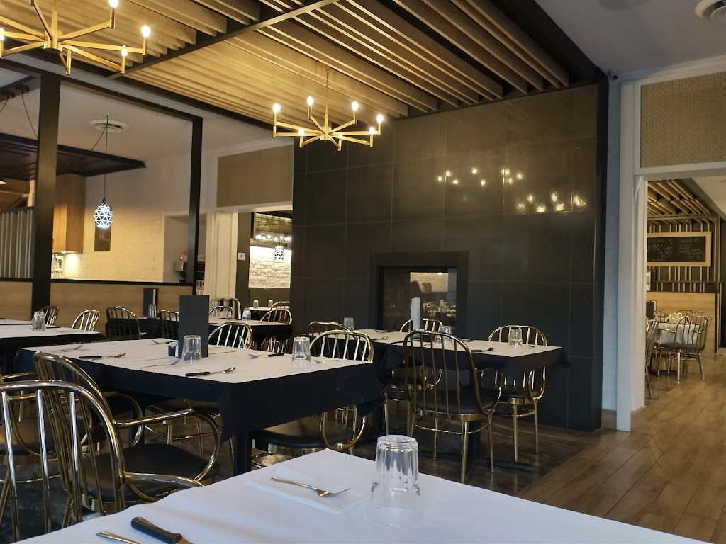 Restaurant Le St Bazile | 3 Rue Savaria, Saint-Basile-le-Grand, QC J3N 1L8, Canada | Phone: (450) 653-4903