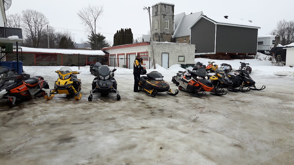 Gavans Hotel | 1157 Rue de Clarendon, Quyon, QC J0X 2V0, Canada | Phone: (819) 458-2354