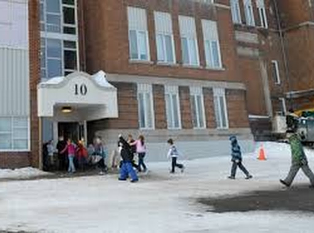 School La Croisée Ii | 15 Rue Vézina, Rivière-du-Loup, QC G5R 2H2, Canada | Phone: (418) 868-2395
