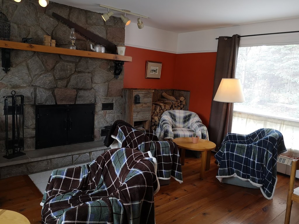 Auberge du Lac Archambault | 221 Rue Aubin, Saint-Donat-de-Montcalm, QC J0T 2C0, Canada | Phone: (819) 424-3542