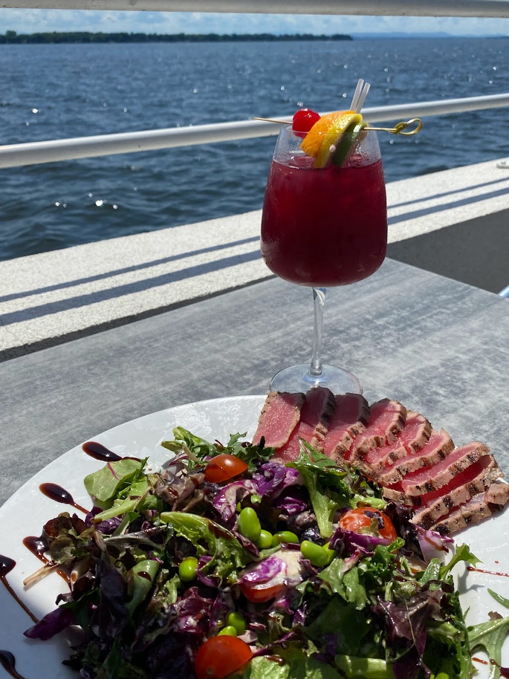 Le Sandbar | 260 Avenue de Venise O, Venise-en-Québec, QC J0J 2K0, Canada | Phone: (450) 529-0355