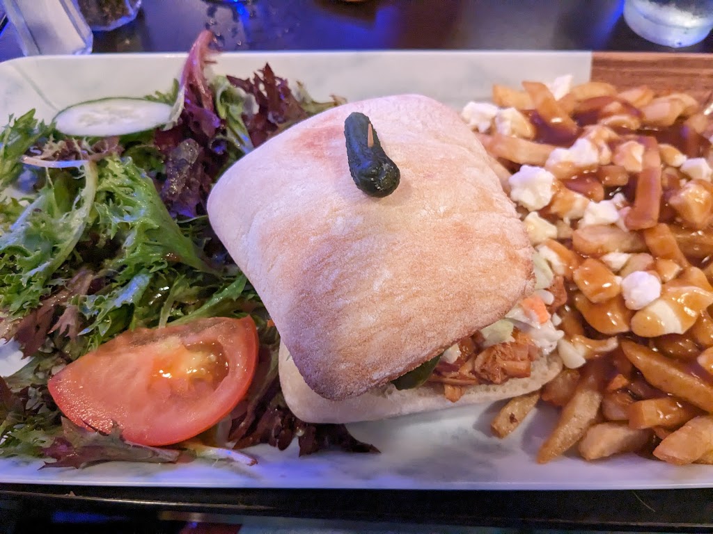 Le Bateau | 246 Rue des Forgerons, Tadoussac, QC G0T 2A0, Canada | Phone: (418) 235-4427