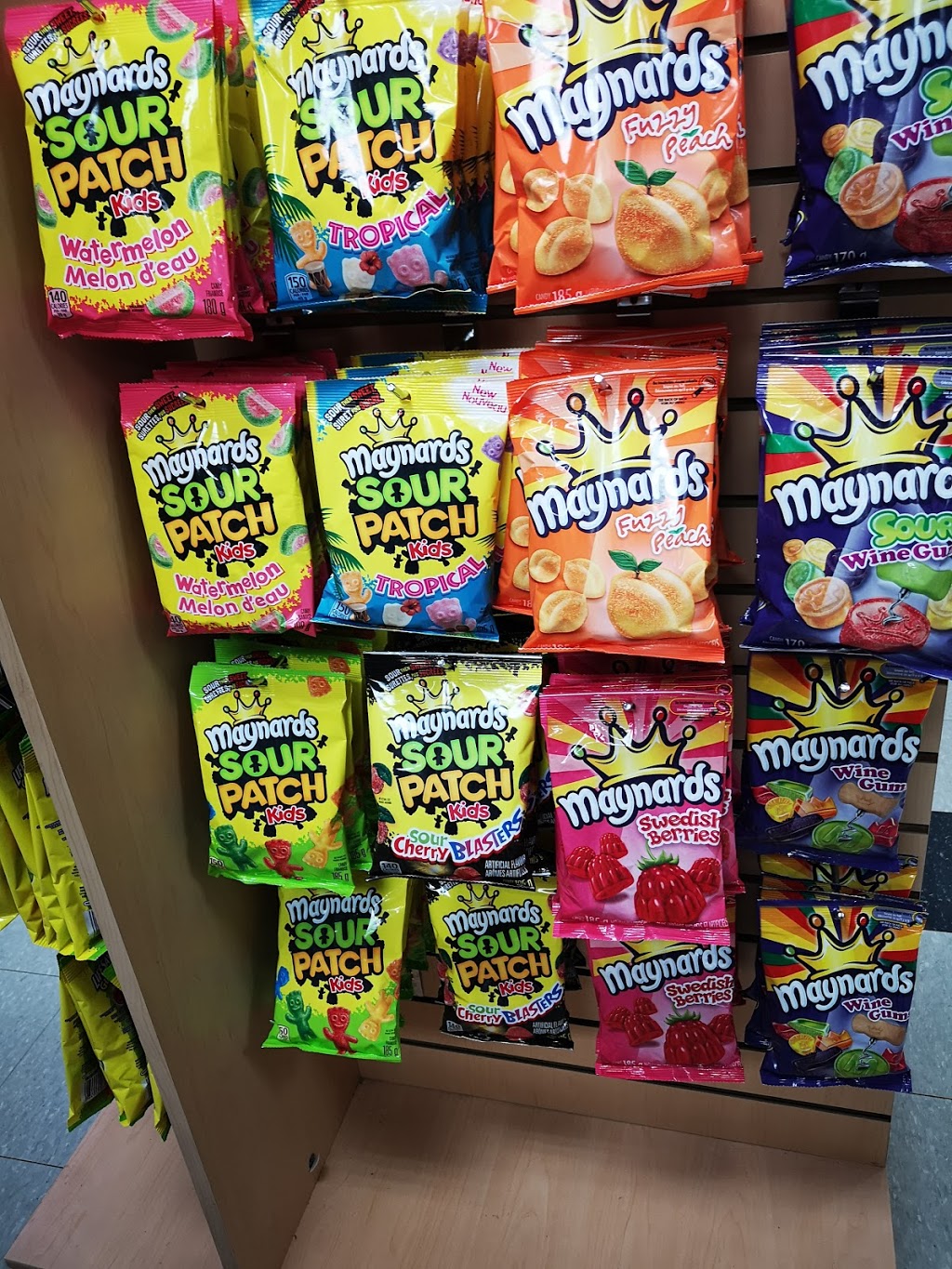 Winks | 205 3 Ave, Cochrane, AB T4C 1B8, Canada | Phone: (403) 932-3894