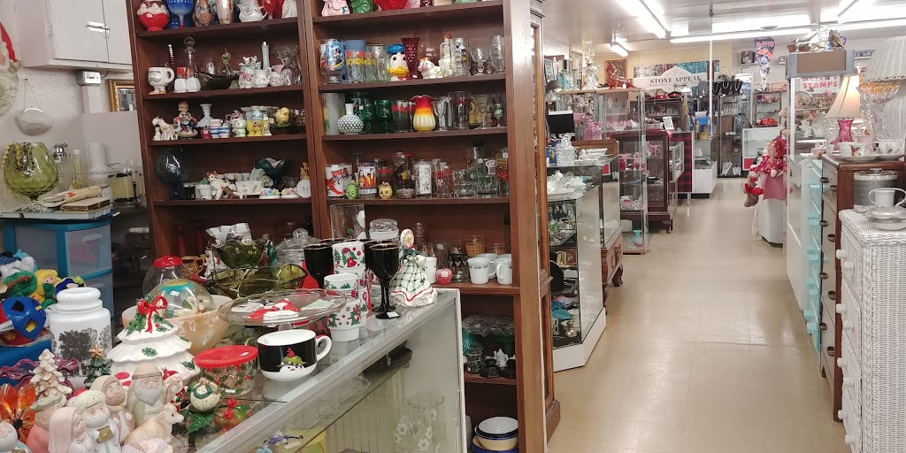Collins Bay Flea Market | 666 Collins Bay Rd, Kingston, ON K7M 7E9, Canada | Phone: (613) 389-2227