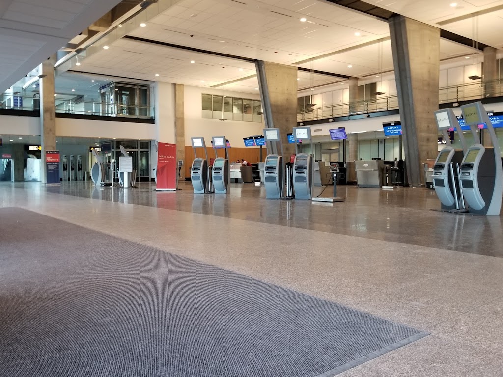 Stationnement HotelParc | 800 Pl Leigh-Capreol, Dorval, QC H4Y 0A4, Canada | Phone: (866) 236-3999