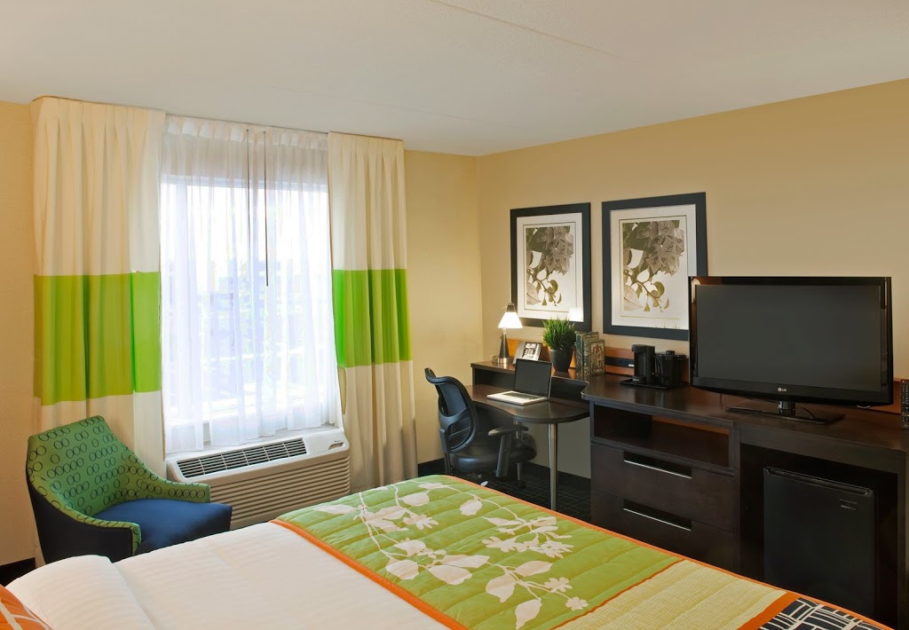 Fairfield Inn & Suites by Marriott Toronto Mississauga | 35 Courtneypark Dr W, Mississauga, ON L5W 0E3, Canada | Phone: (905) 564-2030