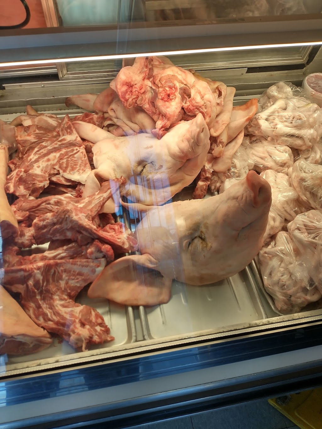 Leung ky meat and seafood ltd | 1919 31 St SE, Calgary, AB T2B 0S8, Canada | Phone: (403) 273-0038