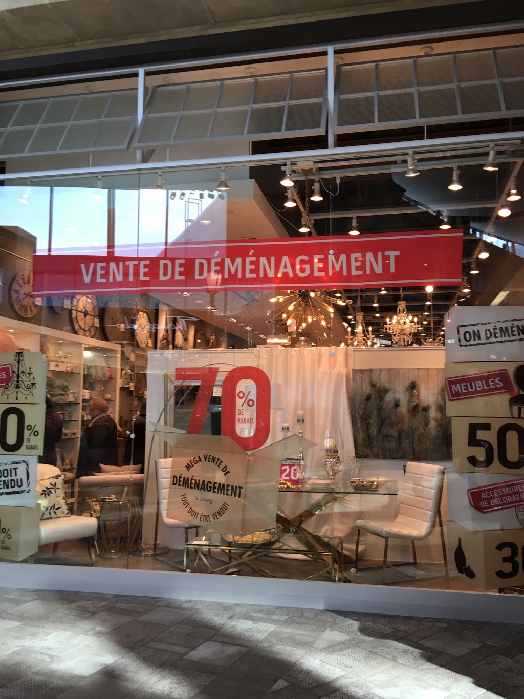 Le Living | 3035 Boulevard le Carrefour, Laval, QC H7T 1C8, Canada | Phone: (450) 682-2111