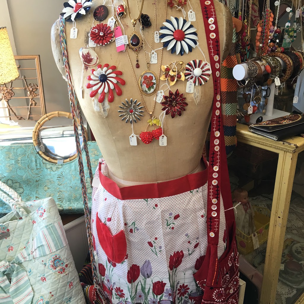 Candies & Curiosities | 30 Robinson Ave, Winnipeg Beach, MB R0C 3G0, Canada | Phone: (204) 509-4524
