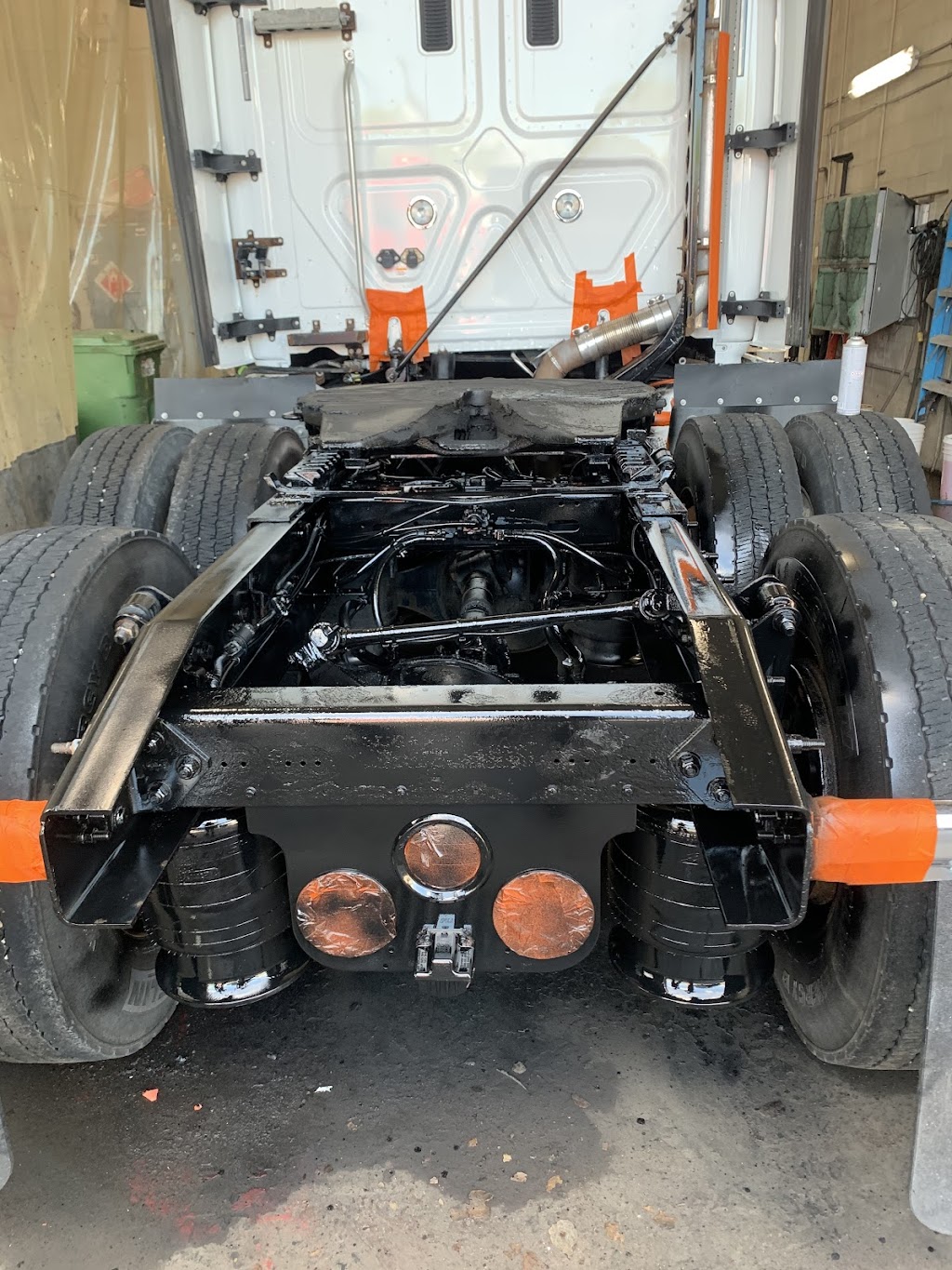 road service carrosserie haji akram | 3844 Boulevard Lévesque O, Laval, QC H7V 1E8, Canada | Phone: (514) 549-2305