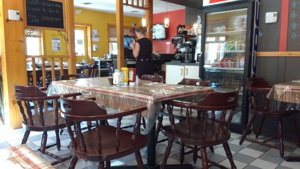 Restaurant Le Bon-D Ayers Cliff | 871 Rue Main, Ayers Cliff, QC J0B 1C0, Canada | Phone: (819) 838-4777