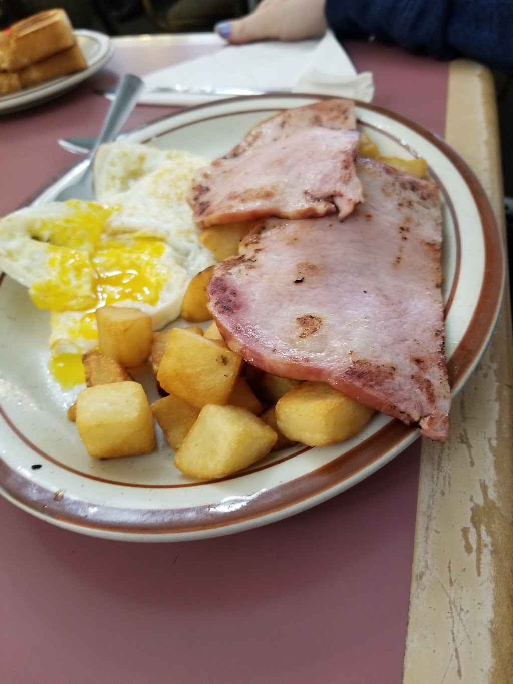 Gourmet Restaurant | 10511 ON-7, Carleton Place, ON K7C 0C4, Canada | Phone: (613) 257-2887