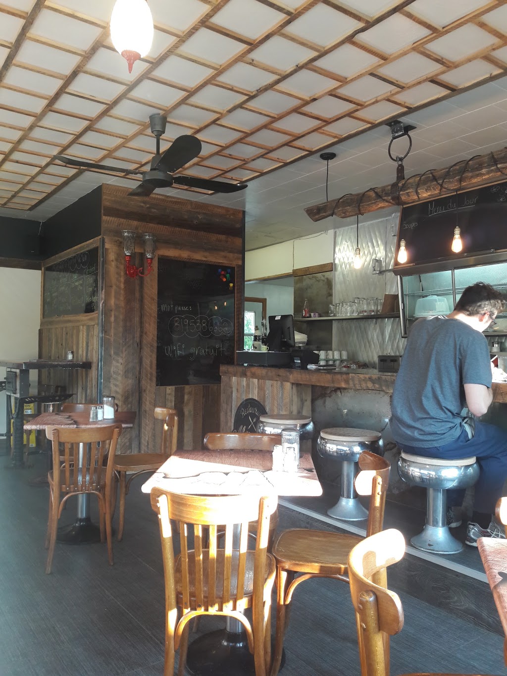 Restaurant Ma-Mi | 595 5e Av, Grandes-Piles, QC G0X 1H0, Canada | Phone: (819) 538-6662