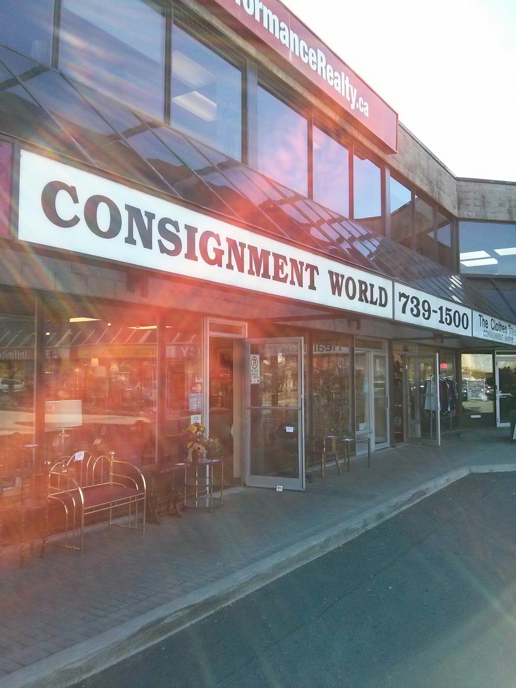 Consignment World | 1500 Bank St, Ottawa, ON K1H 7Z2, Canada | Phone: (613) 739-1500
