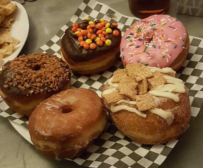 Daddy O Doughnuts & British Baked Goods | 589 N Service Rd, Mississauga, ON L5A 1B2, Canada | Phone: (905) 276-9090