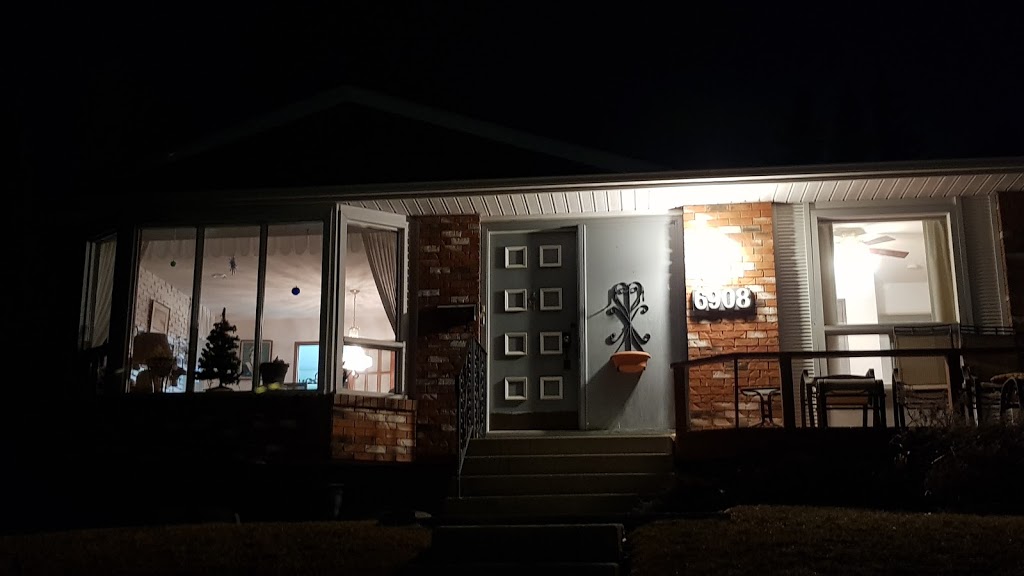 Cozy Nest Bed & Breakfast | 6908 Silverview Dr NW, Calgary, AB T3B 3P5, Canada | Phone: (403) 286-7041