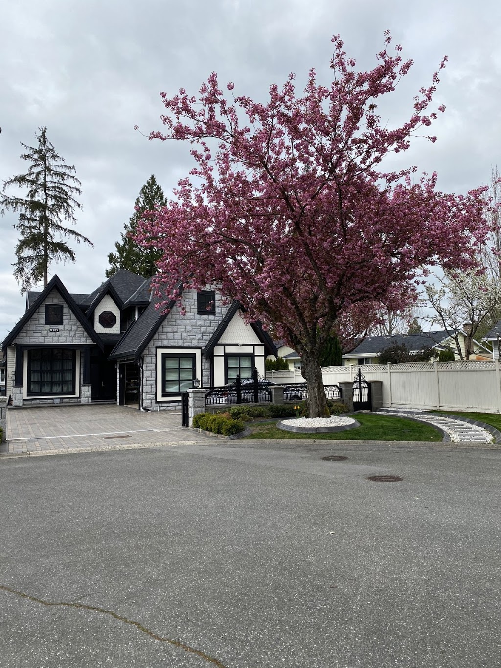 Luckys Hair & Beauty Salon | 9137 150a St, Surrey, BC V3R 8L5, Canada | Phone: (604) 583-9325
