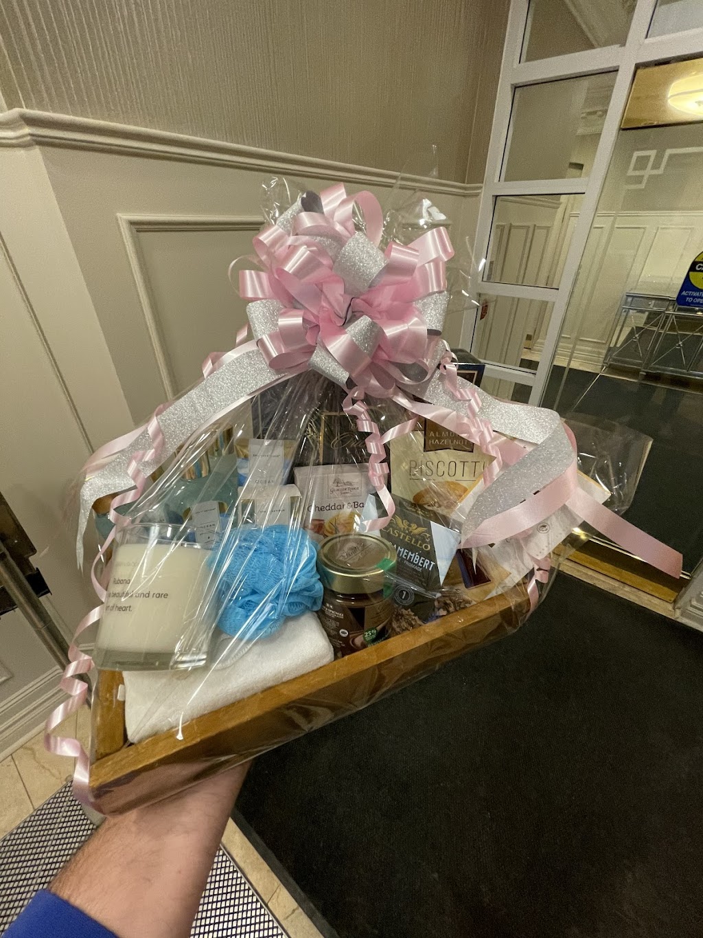 Butzi Gift Baskets Toronto | 1 Dundas St W Unit 2500, Toronto, ON M5G 1Z3, Canada | Phone: (647) 614-5533