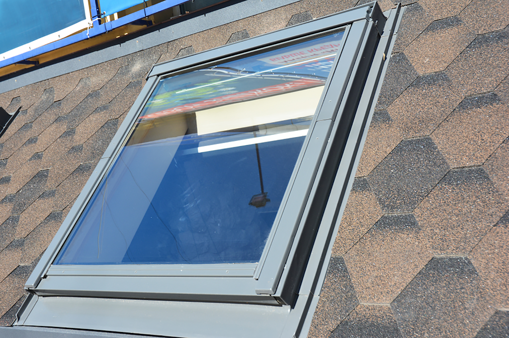 Best Roofing Toronto Services by Universal Roofs Inc | 30 Braddock Rd, Etobicoke, ON M9W 5H8, Canada | Phone: (416) 732-2421