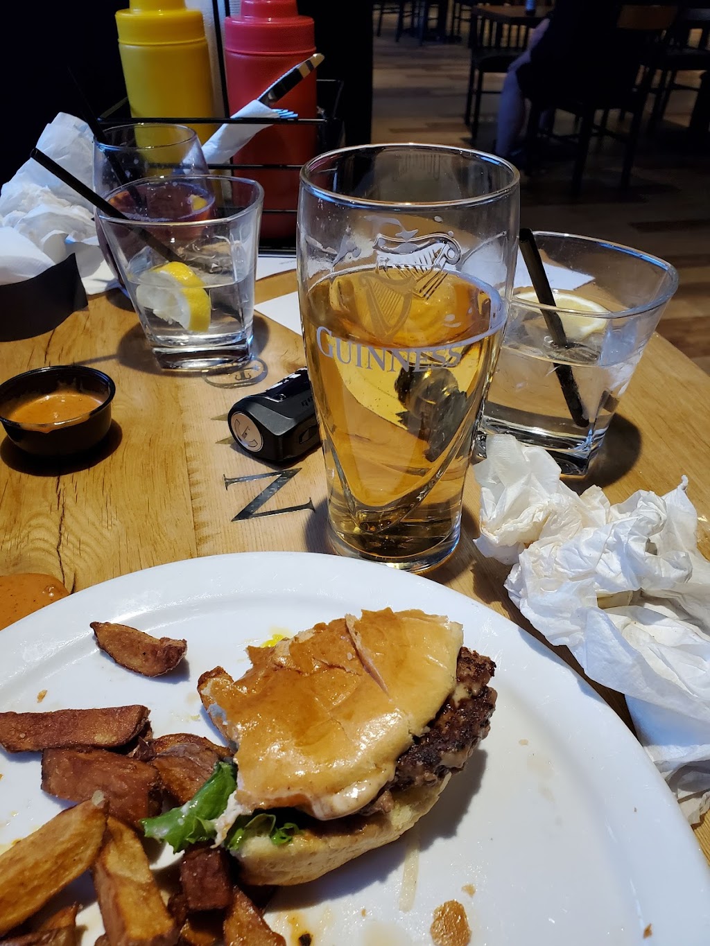 Four Crowns Restaurant & Bar | 1030 McPhillips St, Winnipeg, MB R2X 2K7, Canada | Phone: (204) 589-7314