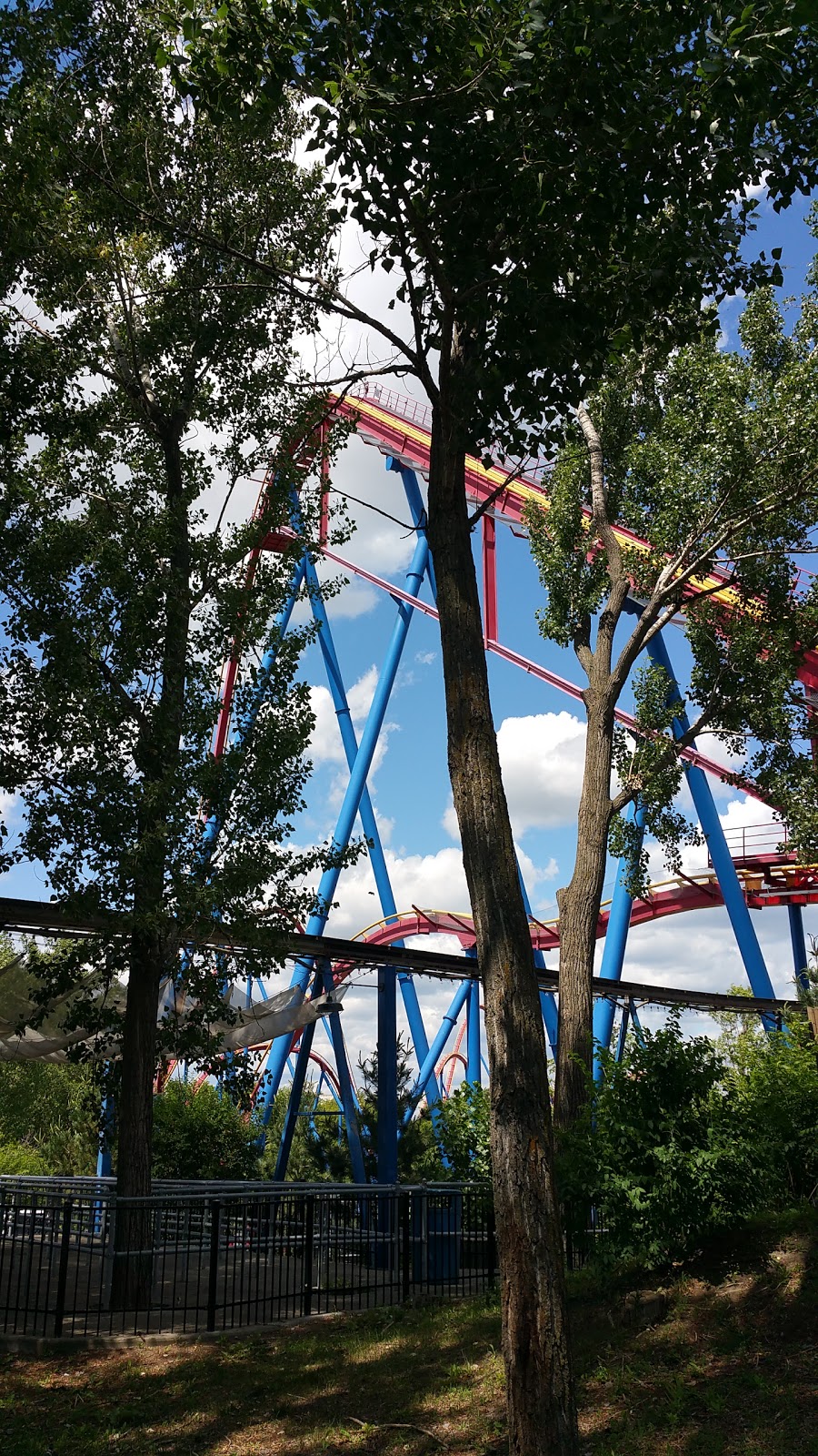 La Ronde | 22 Chemin Macdonald, Montréal, QC H3C 6A3, Canada | Phone: (514) 397-2000