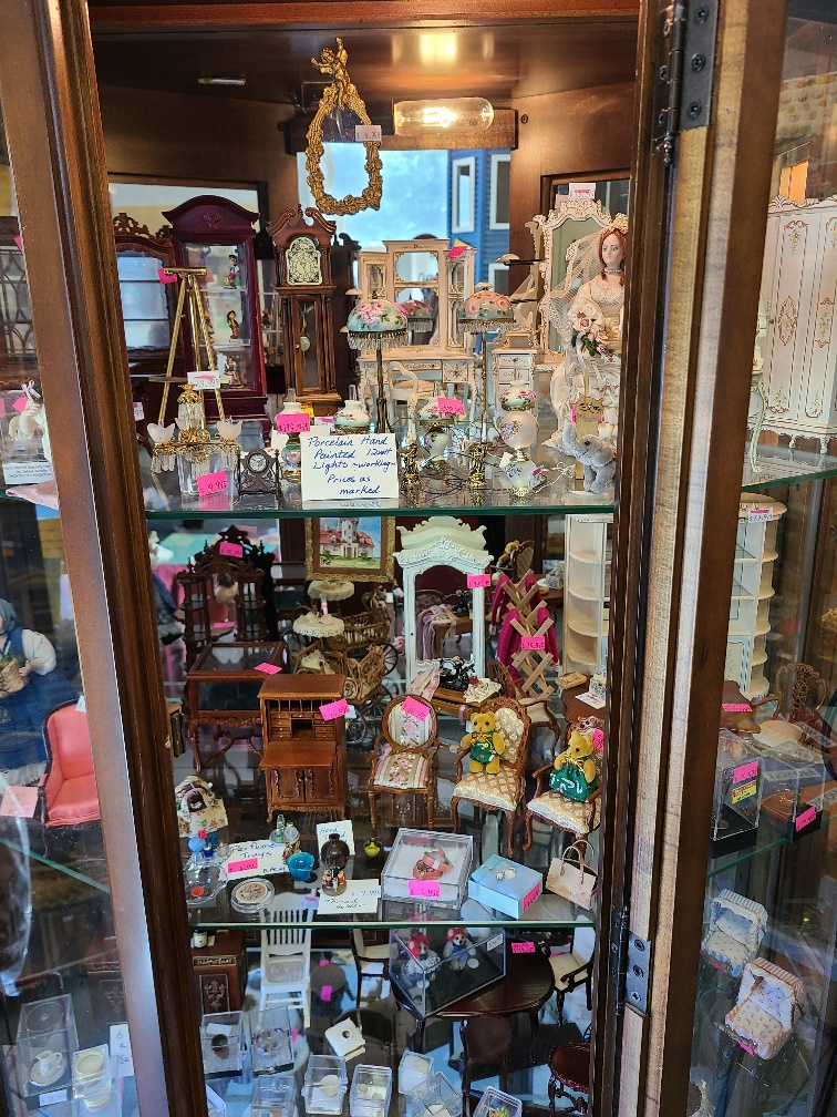 Grandpas Doll House | 43624 Sparta Line, St Thomas, ON N5P 3S8, Canada | Phone: (519) 633-0277