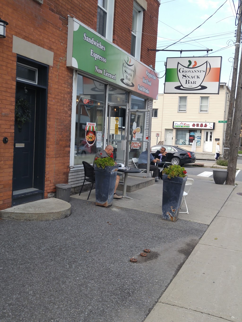 Giovannis Snack Bar & Pizzeria | 376 Booth St, Ottawa, ON K1R 7K6, Canada | Phone: (613) 238-9204