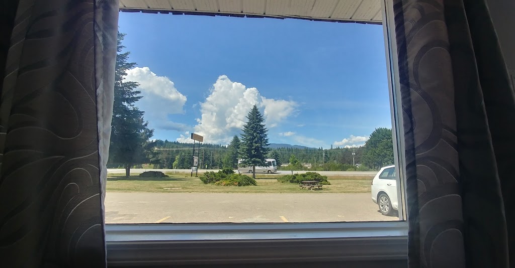 Motel Happy Salmon | 6410 Trans Canada Highway N.E, Canoe, BC V0E 1K0, Canada | Phone: (778) 489-5075