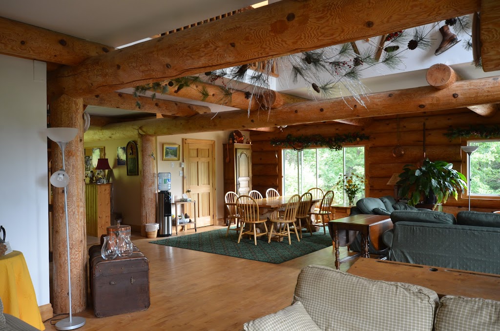 Auberge du Bois Jolit | Chem. de la Paroi, Mont-Tremblant, QC J8E 2G1, Canada | Phone: (819) 425-6886