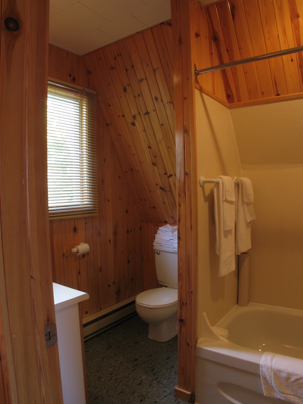 Chalets de lAnse-à-Jos | 46 Rue de la Réserve, Les Escoumins, QC G0T 1K0, Canada | Phone: (418) 233-2266