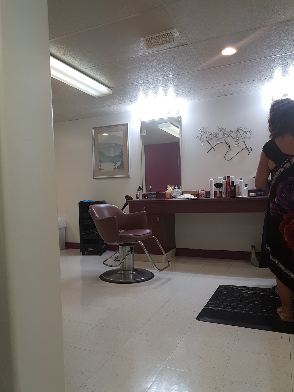 Curleys Styling Salon | 41 Cornwall Rd, Cornwall, PE C0A 1H0, Canada | Phone: (902) 894-8038