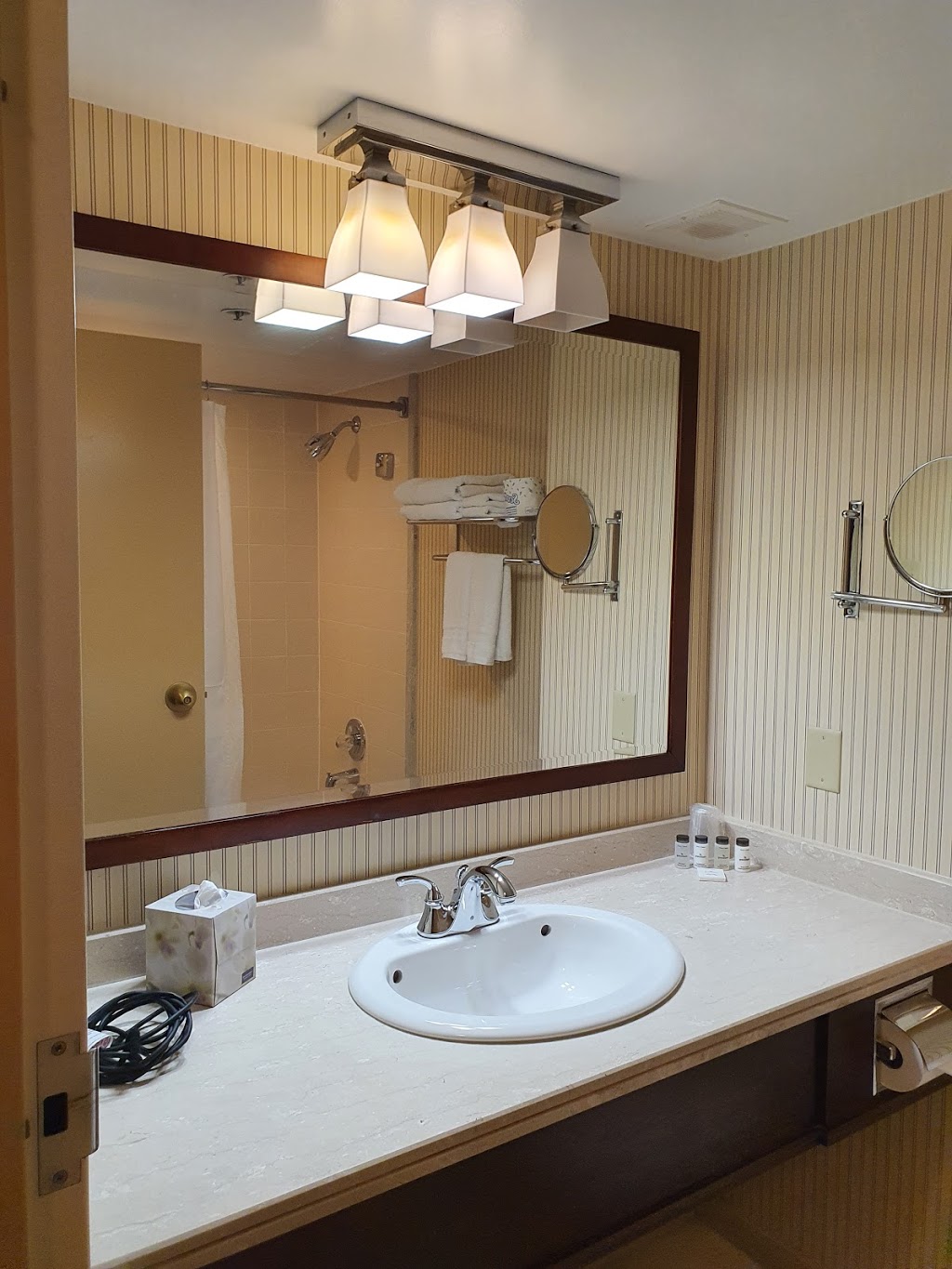 Sheraton Gateway Hotel in Toronto International Airport | Terminal 3 Toronto Amf, Toronto, ON L5P 1C4, Canada | Phone: (905) 672-7000