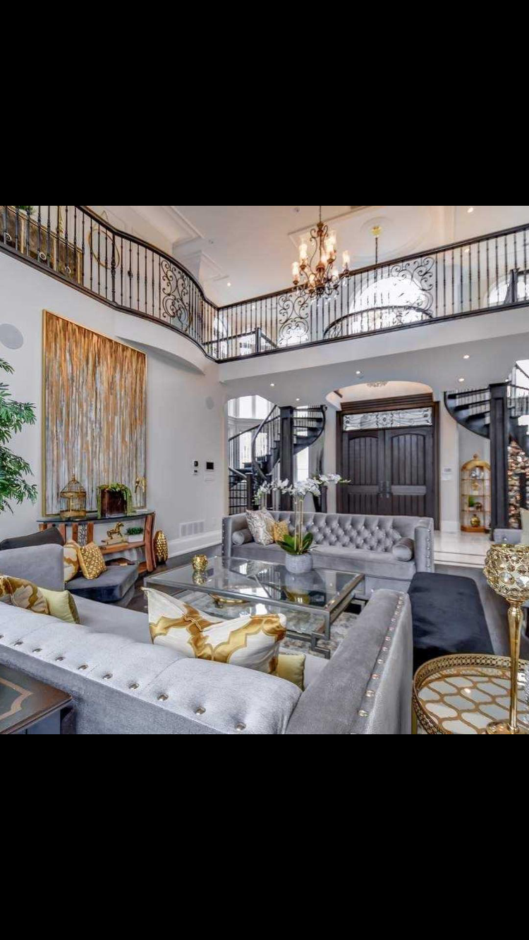 Izza khan | Real Estate Agent Mississauga | 3533 Eglinton Ave W, Mississauga, ON L5M 7T3, Canada | Phone: (647) 894-4992