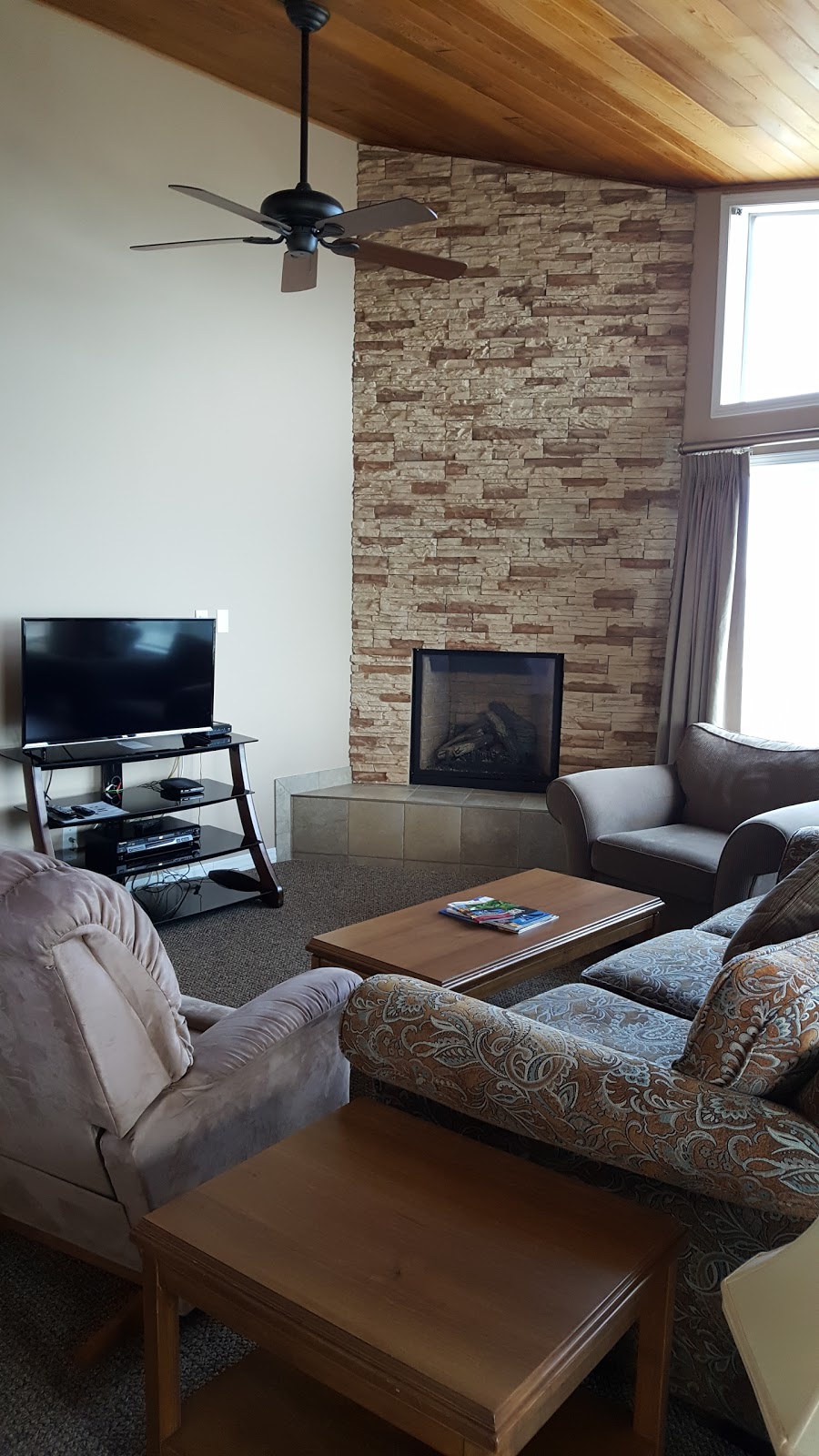 Cedarwood Inn & Suites | 9522 Lochside Dr, Sidney, BC V8L 1N8, Canada | Phone: (250) 656-5551