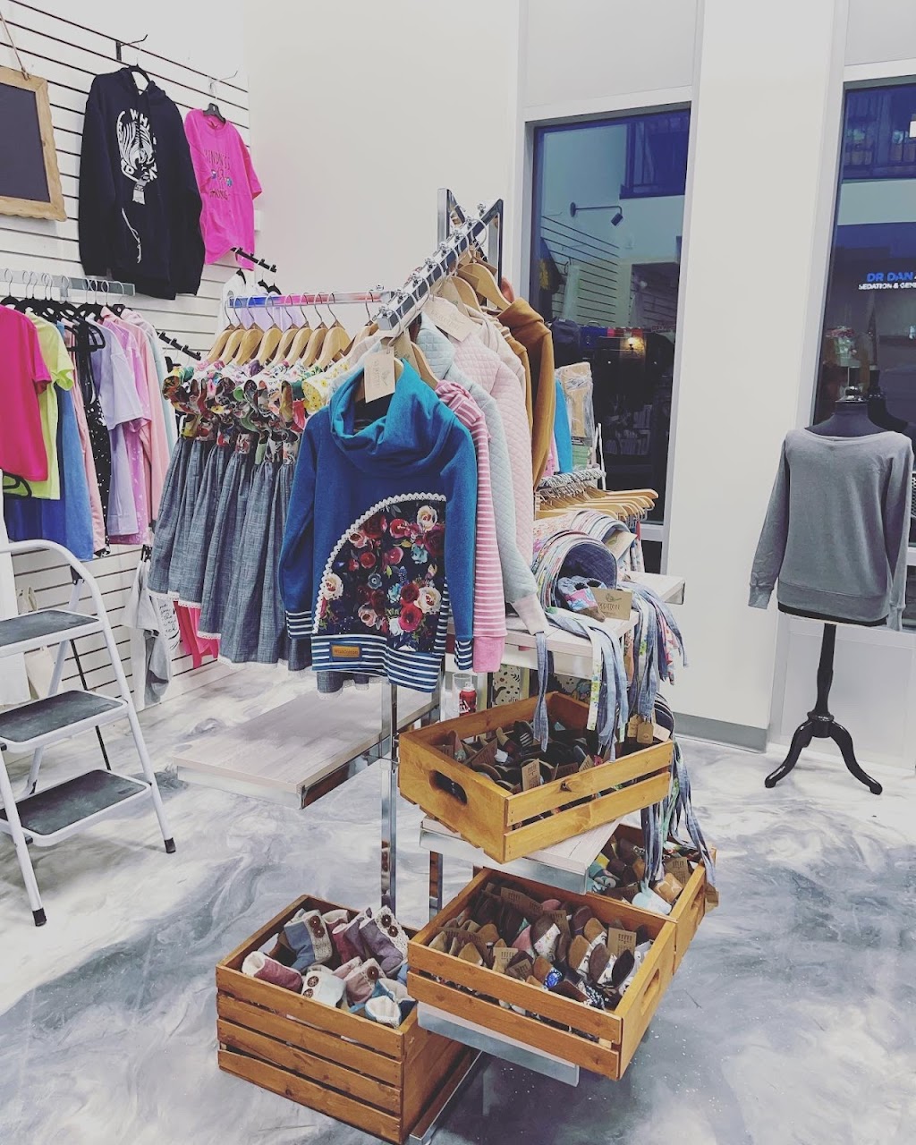 Shes Crafting | 5305 Magasin Ave #108, Beaumont, AB T4X 1V8, Canada | Phone: (780) 737-2738