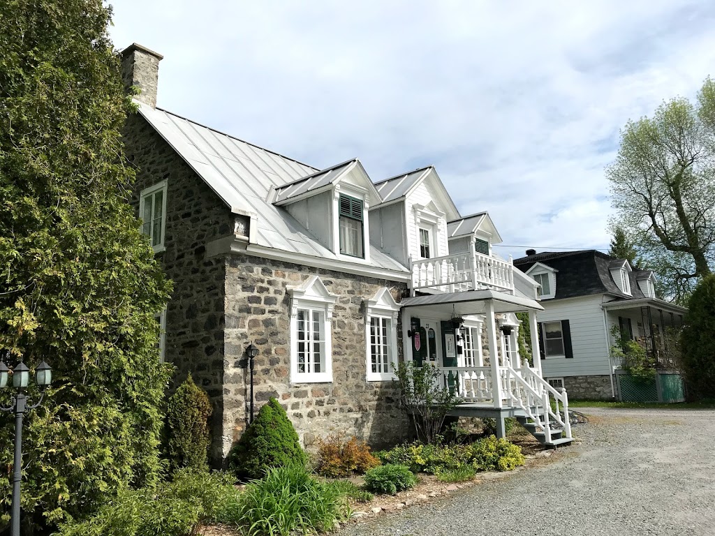 Auberge du Manoir Dauth | 21 Boulevard Lanaudière, Sainte-Anne-de-la-Pérade, QC G0X 2J0, Canada | Phone: (418) 325-3432