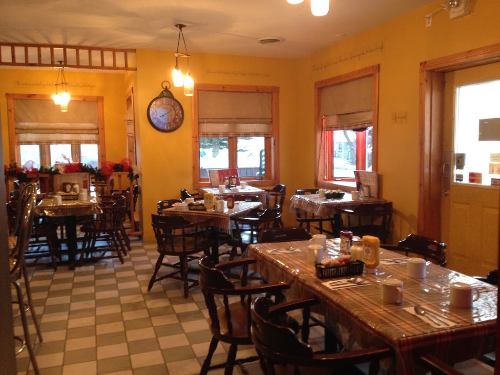 Restaurant Le Bon-D Ayers Cliff | 871 Rue Main, Ayers Cliff, QC J0B 1C0, Canada | Phone: (819) 838-4777