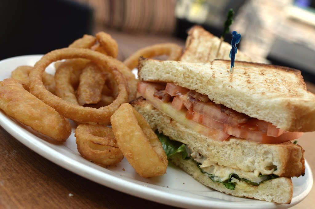 Smittys Restaurant Henderson | 1919 Henderson Hwy, Winnipeg, MB R2G 1P4, Canada | Phone: (204) 334-1162