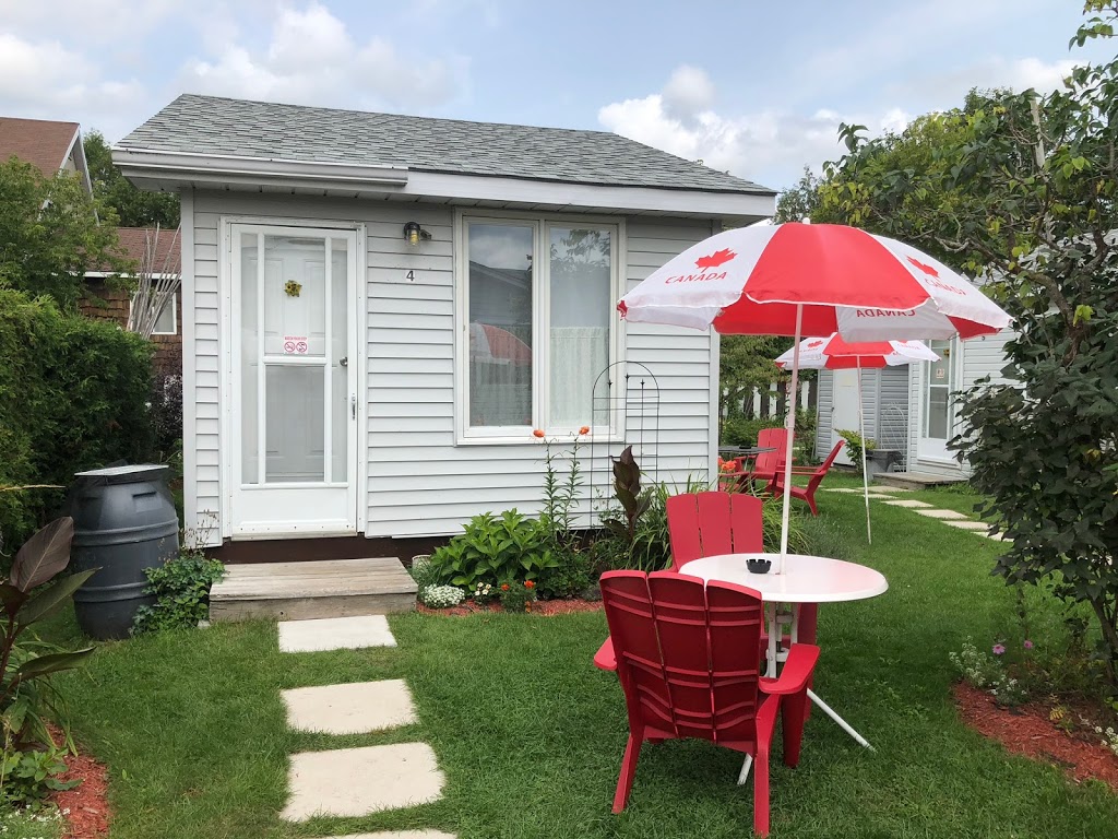 Oakwood Motel | 1060 Muskoka Rd S, Gravenhurst, ON P1P 1K6, Canada | Phone: (705) 687-4224