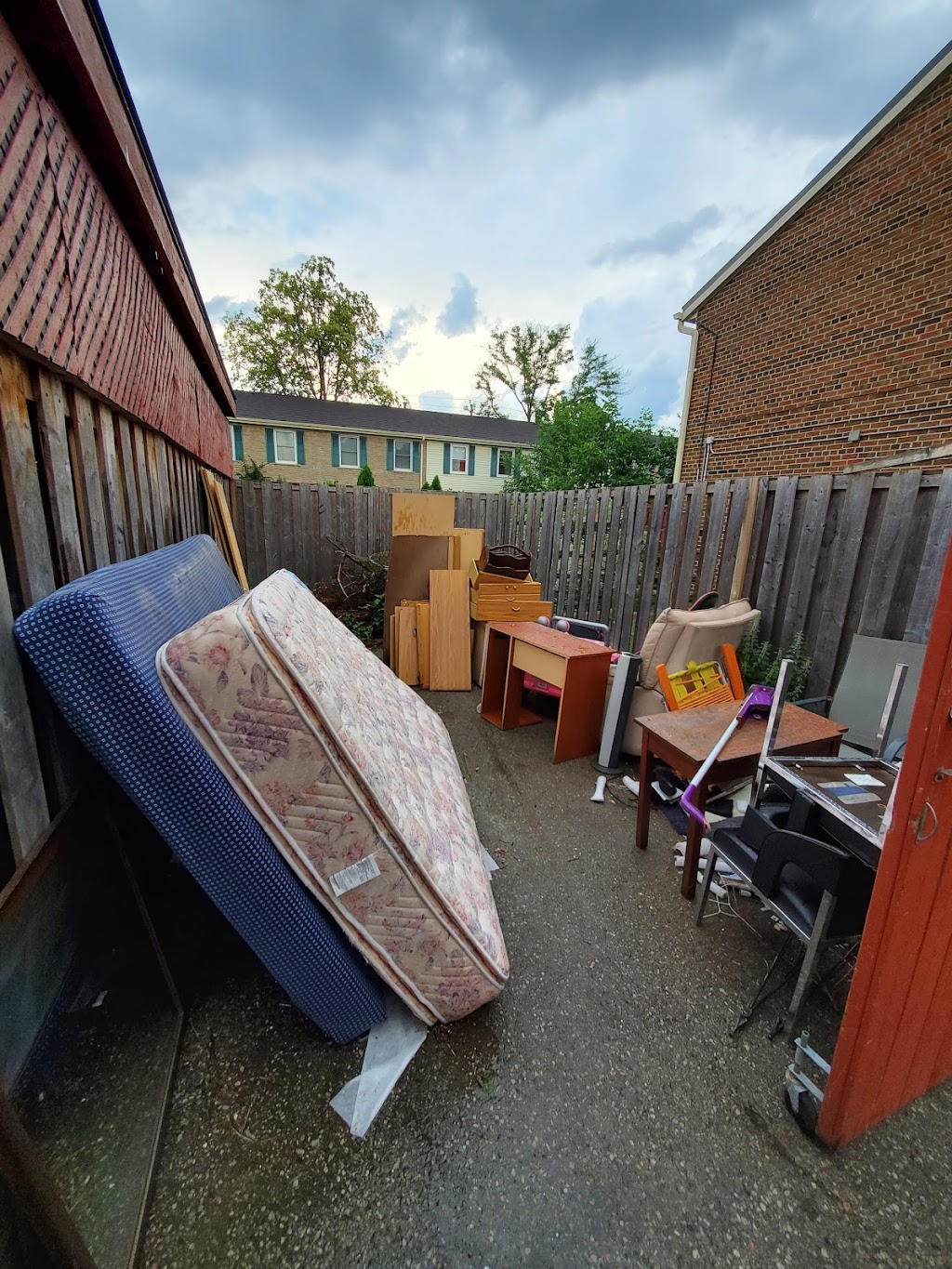 1-800 RID-OF-IT | Junk Removal Toronto | 246 Pacific Ave, Toronto, ON M6P 2P5, Canada | Phone: (416) 743-6348