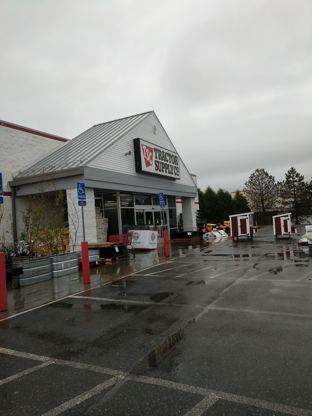 Tractor Supply Co. | 124 Commerce Way, Newport, VT 05855, USA | Phone: (802) 334-2944