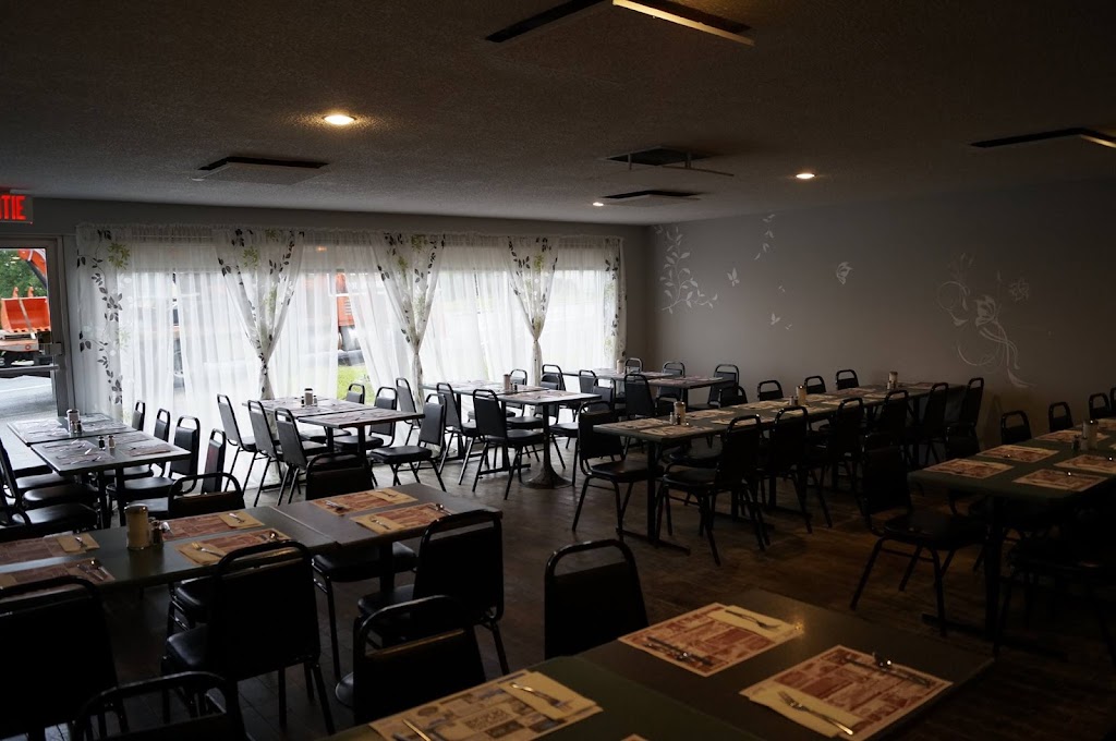 Restaurant Robert B B Q | 2924 Avenue du Pont N, Alma, QC G8E 1R7, Canada | Phone: (418) 662-0306